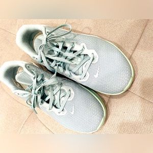 Nike Woman Size 9.5 Ocean Cube Lifting gym shoes